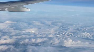 aéreo ver desde avión cabina ventana desde pasajeros punto de ver volador terminado Cáucaso montañas rango abajo nubes en Georgia. esquiar fiesta destino en Europa video