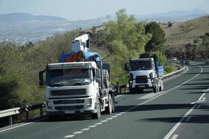 dos camiones con construcción equipo en un la carretera - frente ver foto