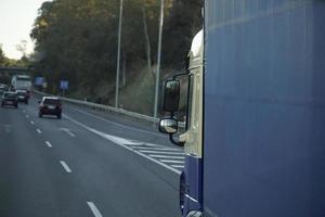 camión en un la carretera - de cerca foto