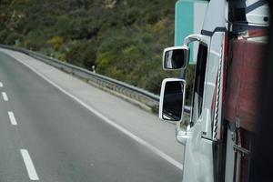 camión en un la carretera - de cerca foto