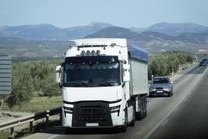 camión en un autopista - frente vista, montañas en segundo plan foto