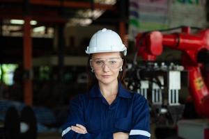 hembra mecánico ingeniero trabajando en maquinaria en industria. trabajadores vistiendo la seguridad lentes. foto