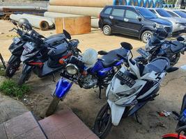 Jacarta, Indonesia en julio 2022. un improvisado moto estacionamiento lote de un oficina. foto