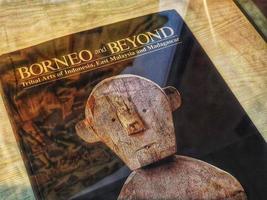 Jacarta, Indonesia en marzo 2023. un libro colección desde el nacional biblioteca de Indonesia, a saber borneo y más allá tribal letras de Indonesia foto