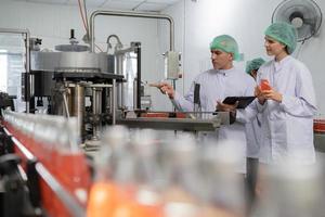 un calidad supervisor o comida o bebidas técnico discutir acerca de proceso controlar de comida y drogas antes de enviar producto a el cliente. producción líder volver a comprobar ingrediente y productividad. foto