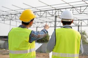 los ingenieros utilizan la construcción de verificación de planos en el sitio. construcción de inspección de contratistas e inspectores durante el control de calidad del control de forma civil del proyecto. auditar, inspeccionar, controlar la calidad. foto