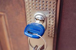 el llave en el bloquear de el hierro puerta. tonificado imagen. foto