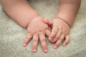 recién nacido del bebe manos foto