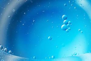 fondo azul claro abstracto con círculos de aceite. burbujas de agua de cerca. foto