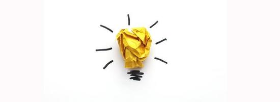 bombilla de papel amarillo arrugado como concepto de idea creativa e innovación. bandera foto