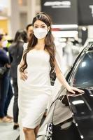 no haburi, Tailandia - dic 4, 2021 - no identificado modelo poses con un coche a el 38º motor expo Tailandia 2021 a impacto arena, muang correa que yo, no haburi, tailandia foto