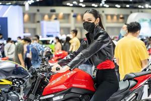 no haburi, Tailandia - dic 4, 2021 - no identificado modelo poses con un coche a el 38º motor expo Tailandia 2021 a impacto arena, muang correa que yo, no haburi, tailandia foto