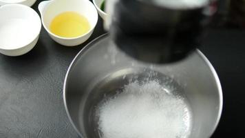 cocinero es cernido harina polvo preparar para haciendo pastel, hogar panadería haciendo proceso concepto video