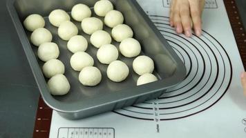 Leche bollo haciendo procesos, hecho en casa panadería preparación concepto, Fresco masa pelota con crema Cocinando producto video