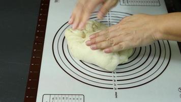 chefe de cozinha é amassar massa de mãos preparar para fazer pão, pessoa com caseiro padaria produtos preparação conceito video