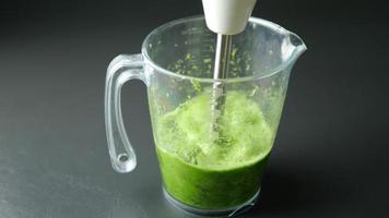 mezcla licuadora mano máquina haciendo pandan jugo, frescura herbario hojas vegetal jugo haciendo proceso concepto para panadería y bebida video