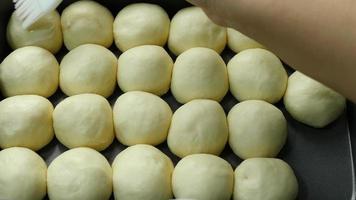 Leche bollo haciendo procesos, hecho en casa panadería preparación concepto, Fresco masa pelota con crema Cocinando producto video