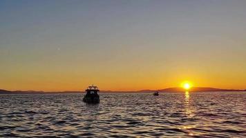 Jaune mer le coucher du soleil récréatif bateau video