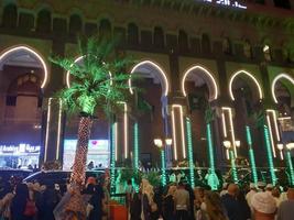 la meca, saudi arabia, abril 2023 - peregrinos desde todas terminado el mundo reunir alrededor masjid al haram en el vigésimo noveno noche de Ramadán en la meca foto