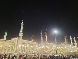 la meca, saudi arabia, abril 2023 - peregrinos desde todas terminado el mundo reunir alrededor masjid al haram en el vigésimo noveno noche de Ramadán en la meca foto