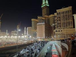 la meca, saudi arabia, abril 2023 - peregrinos desde todas terminado el mundo reunir alrededor masjid al haram en el vigésimo noveno noche de Ramadán en la meca foto