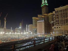 la meca, saudi arabia, abril 2023 - peregrinos desde todas terminado el mundo reunir alrededor masjid al haram en el vigésimo noveno noche de Ramadán en la meca foto