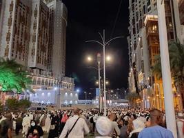 la meca, saudi arabia, abril 2023 - peregrinos desde todas terminado el mundo reunir alrededor masjid al haram en el vigésimo noveno noche de Ramadán en la meca foto