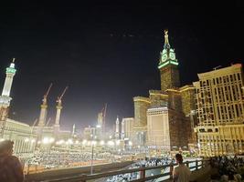 la meca, saudi arabia, abril 2023 - peregrinos desde todas terminado el mundo reunir alrededor masjid al haram en el vigésimo noveno noche de Ramadán en la meca foto