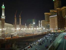 la meca, saudi arabia, abril 2023 - peregrinos desde todas terminado el mundo reunir alrededor masjid al haram en el vigésimo noveno noche de Ramadán en la meca foto