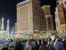 la meca, saudi arabia, abril 2023 - peregrinos desde todas terminado el mundo reunir alrededor masjid al haram en el vigésimo noveno noche de Ramadán en la meca foto