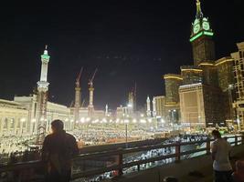 la meca, saudi arabia, abril 2023 - peregrinos desde todas terminado el mundo reunir alrededor masjid al haram en el vigésimo noveno noche de Ramadán en la meca foto