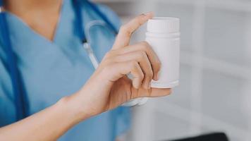 maschio medico scrittura su rx prescrizione, copia spazio, consenso contrarre cartello prescrivere un' rimedio salutare stile di vita assistenza sanitaria in linea medico servizio concetto video