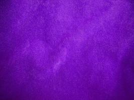 púrpura terciopelo tela textura usado como antecedentes. lujo Violeta tela antecedentes de suave y suave textil material. allí es espacio para texto. foto