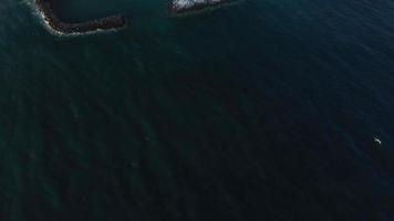 Haut vue de le désert noir plage sur le atlantique océan. côte de le île de tenerife. aérien drone métrage de mer vagues atteindre rive video
