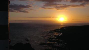 vue de le la taille de le phare faro de rasca, la nature réserve et foncé des nuages à le coucher du soleil sur Ténérife, canari video