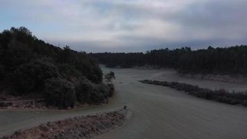 berg met tarwe velden Aan een dag met mistig video