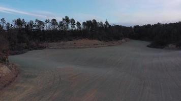 berg met tarwe velden Aan een dag met mistig video