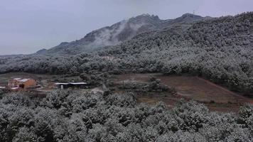 Montserrat berg Aan een besneeuwd winter dag. video