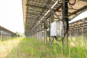 el campo de solar paneles con un energía pequeño almacenamiento situado en el debajo de un solar célula panel en un zona de cientos de hectáreas foto