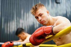 muay tailandés, el marcial Arte de tailandia, Boxer sentado en el esquina cuando el árbitro se detiene el lucha en cada redondo para el Boxer a descanso y el entrenador a introducir el lucha en el siguiente redondo. foto