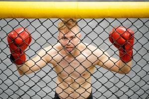 muay tailandés, el marcial Arte de tailandia, Boxer sentado en el esquina cuando el árbitro se detiene el lucha en cada redondo para el Boxer a descanso y el entrenador a introducir el lucha en el siguiente redondo. foto