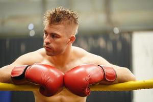 muay tailandés, el marcial Arte de tailandia, Boxer sentado en el esquina cuando el árbitro se detiene el lucha en cada redondo para el Boxer a descanso y el entrenador a introducir el lucha en el siguiente redondo. foto