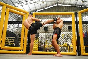 mezclado marcial arte, un Boxer con el arma de patada el cuello el del oponente garganta. foto