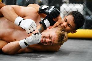 Mixed Martial Art, When the opponent is knocked down then use your hands to strangle your opponent's neck. making it difficult for the opponent to find a way to fight back photo