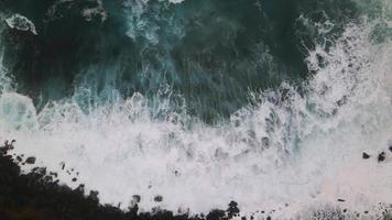 lent mouvement vagues à capelinhos dans faial, le Açores 2 video