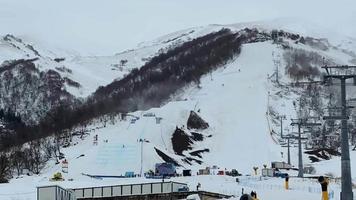 Zeitraffer von Skifahren und Kabel Auto, Winter Sport Hintergrund video