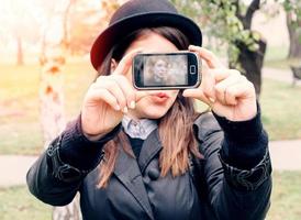 hipster elegante mujer selfi foto