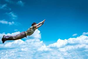 volador hombre en el cielo foto