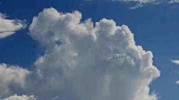 luminosa cumulo pioggia nuvole in movimento su il cielo video