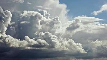 brilhante cumulus chuva nuvens comovente em a céu video